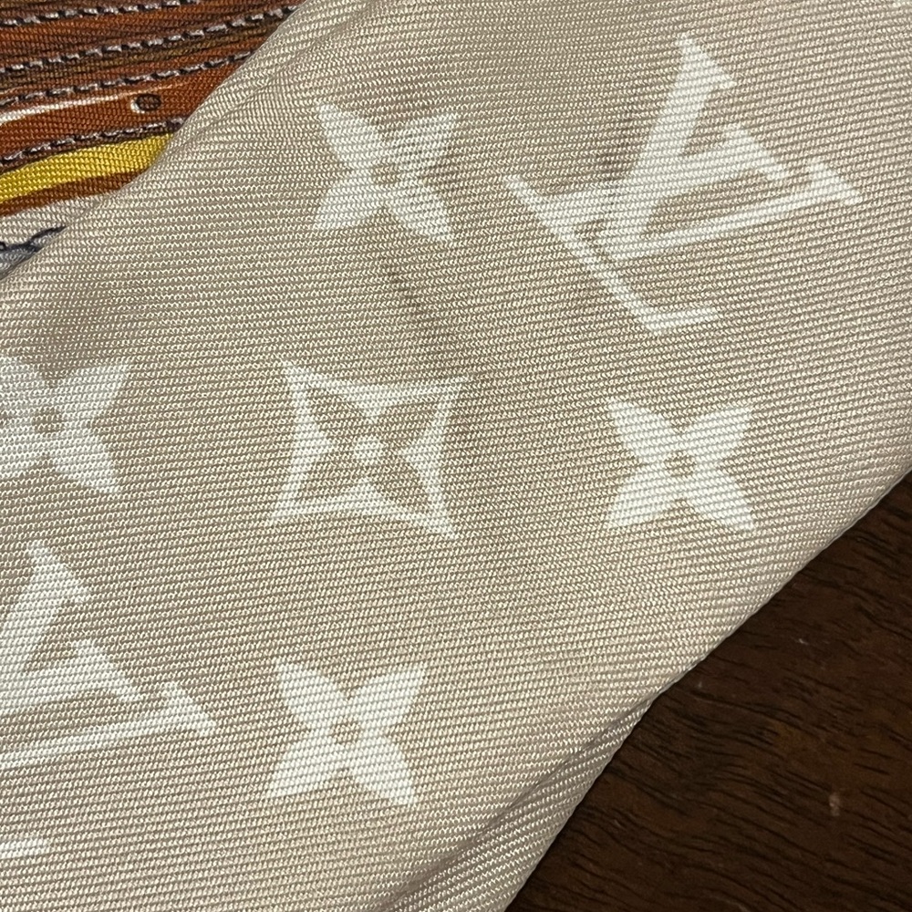 Louis Vuitton Cream and Gold Patterned Scarf - Picture 5 of 7